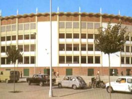 La imponente imagen exterior de la que fuera grandiosa plaza de toros Monumental de la ciudad de Huelva.