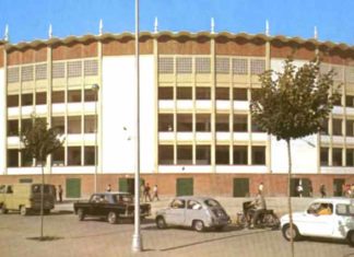 La imponente imagen exterior de la que fuera grandiosa plaza de toros Monumental de la ciudad de Huelva.