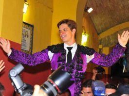 El Juli saliendo a hombros en La Merced en las Colombinas del año pasado, actuación que ha sido fundamental para que el jurado le conceda por segunda vez el trofeo 'Pepe Luis Vázquez'. (FOTO: Vicente Medero)