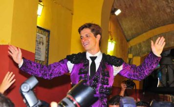 El Juli saliendo a hombros en La Merced en las Colombinas del año pasado, actuación que ha sido fundamental para que el jurado le conceda por segunda vez el trofeo 'Pepe Luis Vázquez'. (FOTO: Vicente Medero)