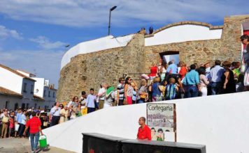 Expectación en los exteriores de la plaza el día de su reinauguración, el año pasado. (FOTO: Vicente Medero)