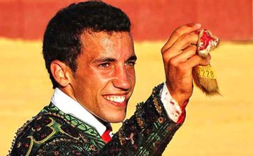 Más de 4.000 euros para obras sociales triguereñas David de Miranda recogió el premio al 'Triunfador' del festival benéfico. (FOTO: Vicente Medero)