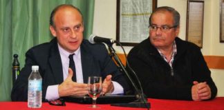 El periodista Paco Guerrero durante su intervención en la Peña de Zalamea la Real. (FOTO: Vicente Medero)