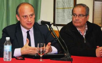 El periodista Paco Guerrero durante su intervención en la Peña de Zalamea la Real. (FOTO: Vicente Medero)
