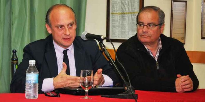 El periodista Paco Guerrero durante su intervención en la Peña de Zalamea la Real. (FOTO: Vicente Medero)