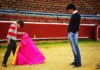 El torero onubense José Doblado observa las buenas maneras de un joven aficionado. (FOTO: Vicente Medero)