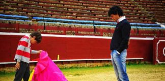 El torero onubense José Doblado observa las buenas maneras de un joven aficionado. (FOTO: Vicente Medero)