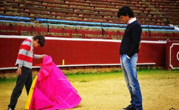 El torero onubense José Doblado observa las buenas maneras de un joven aficionado. (FOTO: Vicente Medero)