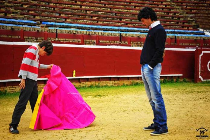 El torero onubense José Doblado observa las buenas maneras de un joven aficionado. (FOTO: Vicente Medero)