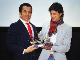 El Fundi recibe el premio de manos de José Doblado. (FOTO: Vicente Medero)