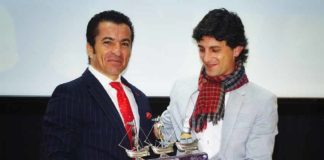 El Fundi recibe el premio de manos de José Doblado. (FOTO: Vicente Medero)
