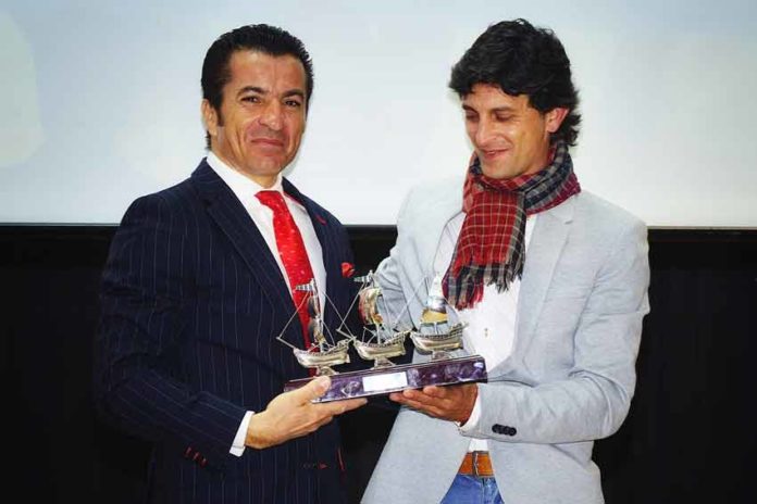 El Fundi recibe el premio de manos de José Doblado. (FOTO: Vicente Medero)