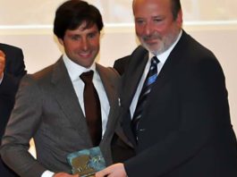 Los triunfadores de la temporada 2012 recibieron sus recompensas El onubense Andrés Romero recoge su trofeo como 'Mejor rejoneador' 2012 en las plazas de la provincia de Huelva. (FOTO: Vicente Medero)