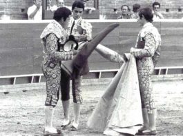 Ceremonia de alternativa del onubense Curro Méndez, de manos de Paquirri y Paco Alcalde.