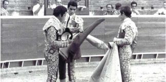 Ceremonia de alternativa del onubense Curro Méndez, de manos de Paquirri y Paco Alcalde.