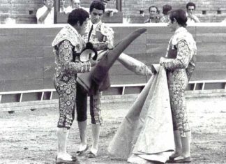 Ceremonia de alternativa del onubense Curro Méndez, de manos de Paquirri y Paco Alcalde.