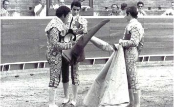 Ceremonia de alternativa del onubense Curro Méndez, de manos de Paquirri y Paco Alcalde.