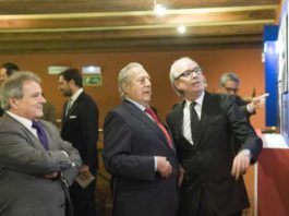 El veterano Miguel Báez 'Litri' recorre la exposición.