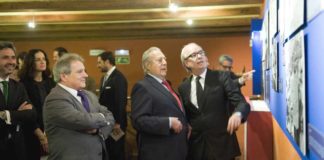 El veterano Miguel Báez 'Litri' recorre la exposición.