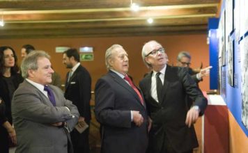 Valencia homenajea con una exposición a la dinastía Litri El veterano Miguel Báez 'Litri' recorre la exposición.