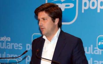 El PP solicita la declaración de Actividad de Interés Cultural para los toros El portavoz del PP en la Diputación de Huelva, Guillermo García de Longoria.