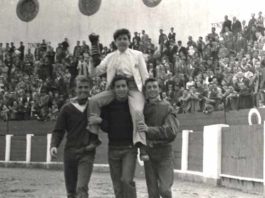Los novilleros Jesús Abril, El Zurdo y Alfredo Buendía sacaron a hombros a Paquito Pirfo al término del festejo de Huelva.