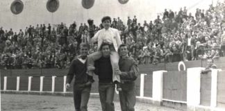 Los novilleros Jesús Abril, El Zurdo y Alfredo Buendía sacaron a hombros a Paquito Pirfo al término del festejo de Huelva.