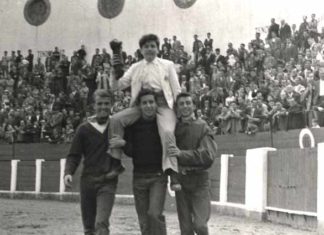 Los novilleros Jesús Abril, El Zurdo y Alfredo Buendía sacaron a hombros a Paquito Pirfo al término del festejo de Huelva.