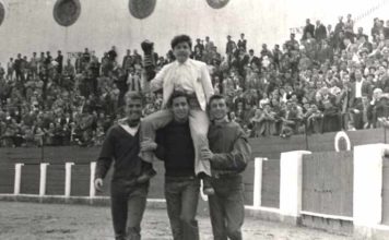 Los novilleros Jesús Abril, El Zurdo y Alfredo Buendía sacaron a hombros a Paquito Pirfo al término del festejo de Huelva.