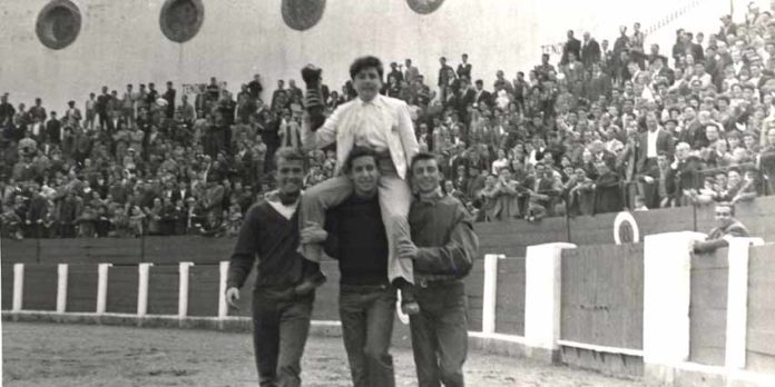 Los novilleros Jesús Abril, El Zurdo y Alfredo Buendía sacaron a hombros a Paquito Pirfo al término del festejo de Huelva.