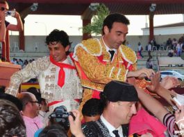 José Doblado y Enrique Ponce, a hombros hoy en Palos. (FOTO: Vicente Medero)