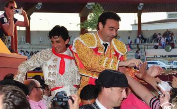José Doblado y Enrique Ponce, a hombros hoy en Palos. (FOTO: Vicente Medero)