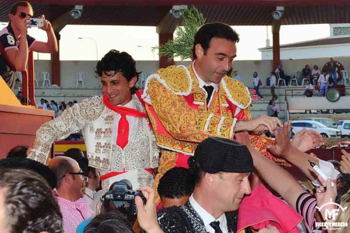 José Doblado y Enrique Ponce, a hombros hoy en Palos. (FOTO: Vicente Medero)