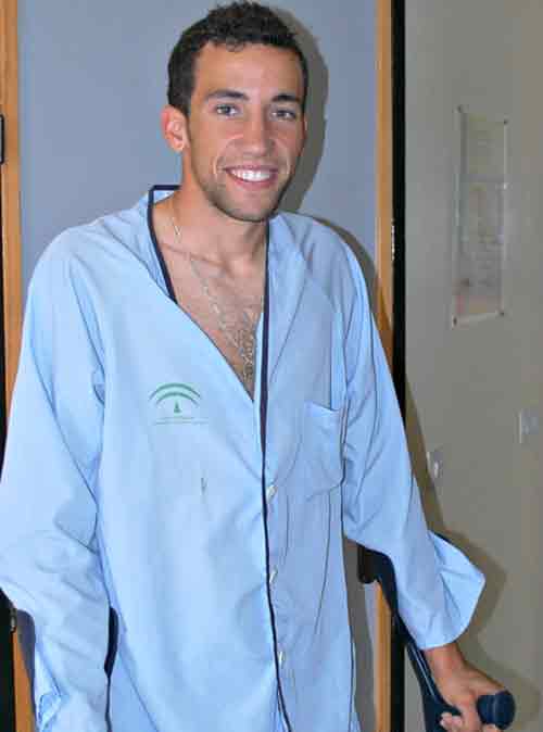 El novillero onubense David de Miranda ya ha comenzado a caminar en el hospital Juan Ramón Jiménez aunque con la ayuda de unas muletas. (FOTO: Pepe Plaza)