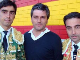 Jorge Buendía seguirá con la plaza de Cortegana El empresario onubense Jorge Buendía, entre Perera y Ponce.