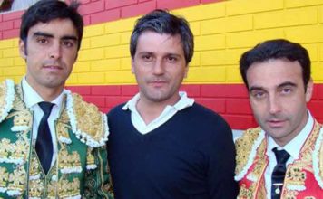 El empresario onubense Jorge Buendía, entre Perera y Ponce.