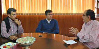 Carlos Pereda y Óscar Polo, durante la entrevista de nuestro compañero Vicente Parra en las oficinas de la empresa. (FOTO: Pepe Plaza)