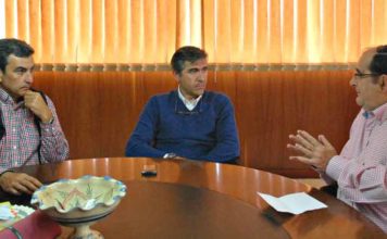 Carlos Pereda y Óscar Polo, durante la entrevista de nuestro compañero Vicente Parra en las oficinas de la empresa. (FOTO: Pepe Plaza)