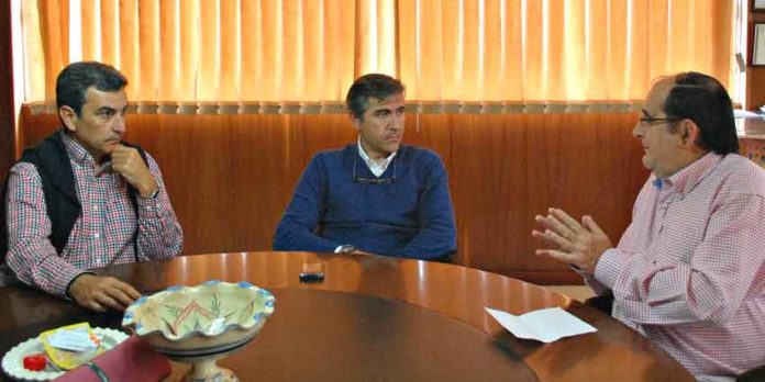 Carlos Pereda y Óscar Polo, durante la entrevista de nuestro compañero Vicente Parra en las oficinas de la empresa. (FOTO: Pepe Plaza)