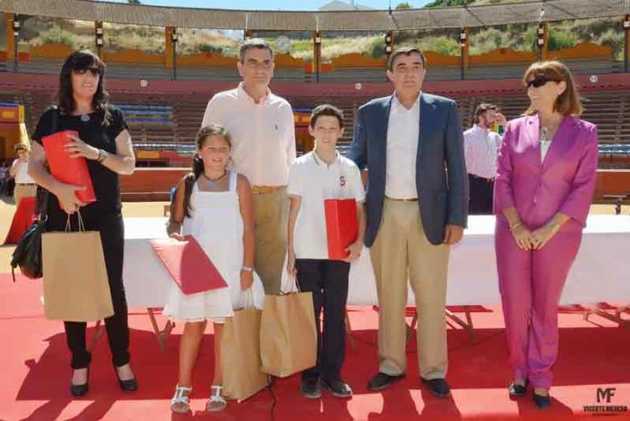 Los ganadores, con sus premios. (FOTO: Vicente Medero)