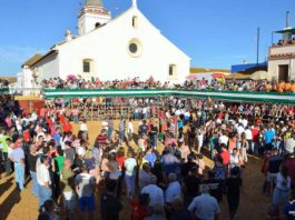 Así se presentaba cada día la improvidada placita de toros de talanqueras en San Juan del Puerto. (FOTO: Vicente Medero)