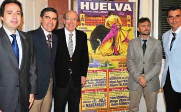 Los empresarios, junto a las autoridades en la presentación. (FOTO: Vicente Medero)