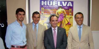 Miguel Ángel Perera, el empresario Carlos Pereda, el presidente de Diputación de Badajoz y el presidente de Diputación de Huelva.