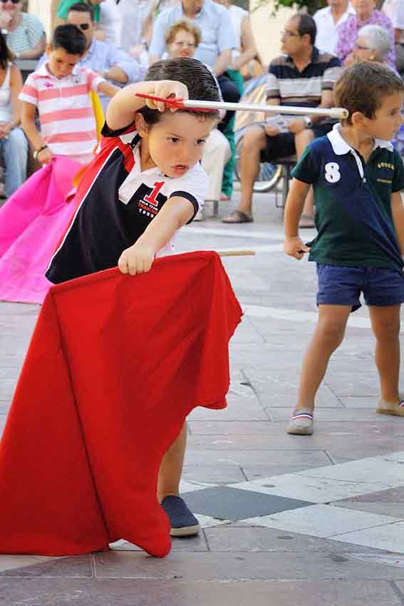 Clase de toreo de salón en la Plaza de las Monjas.