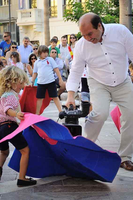 Clase de toreo de salón en la Plaza de las Monjas.