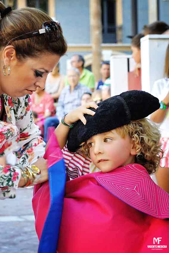 Clase de toreo de salón en la Plaza de las Monjas.