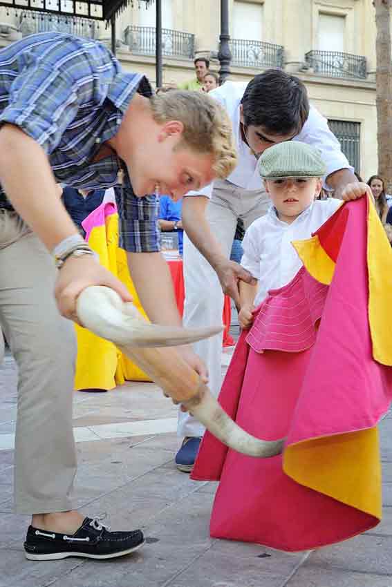 Clase de toreo de salón en la Plaza de las Monjas.