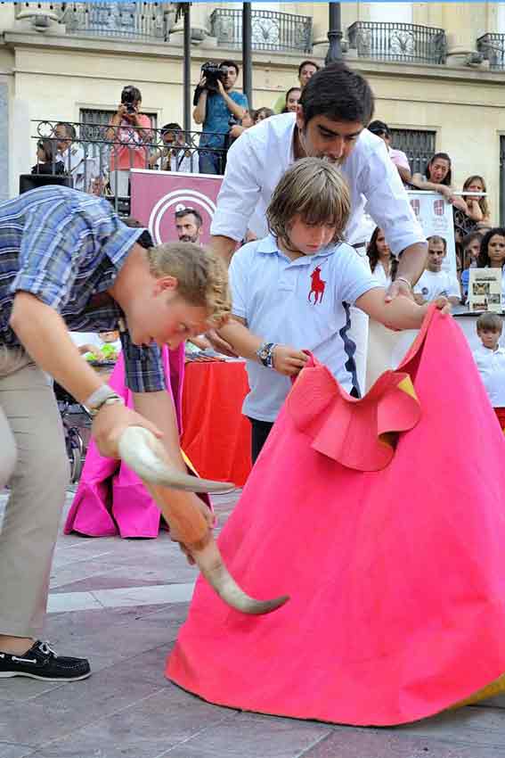 Clase de toreo de salón en la Plaza de las Monjas.