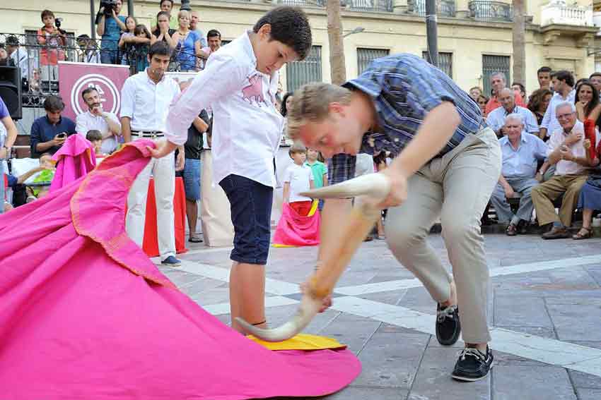 Clase de toreo de salón en la Plaza de las Monjas.