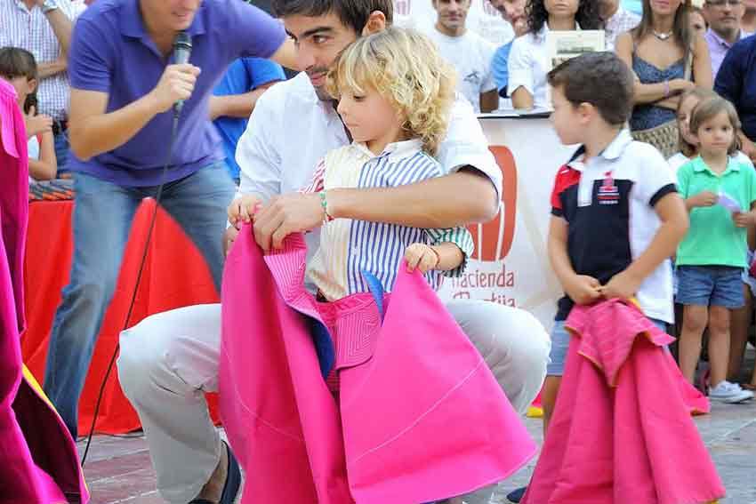 Clase de toreo de salón en la Plaza de las Monjas.